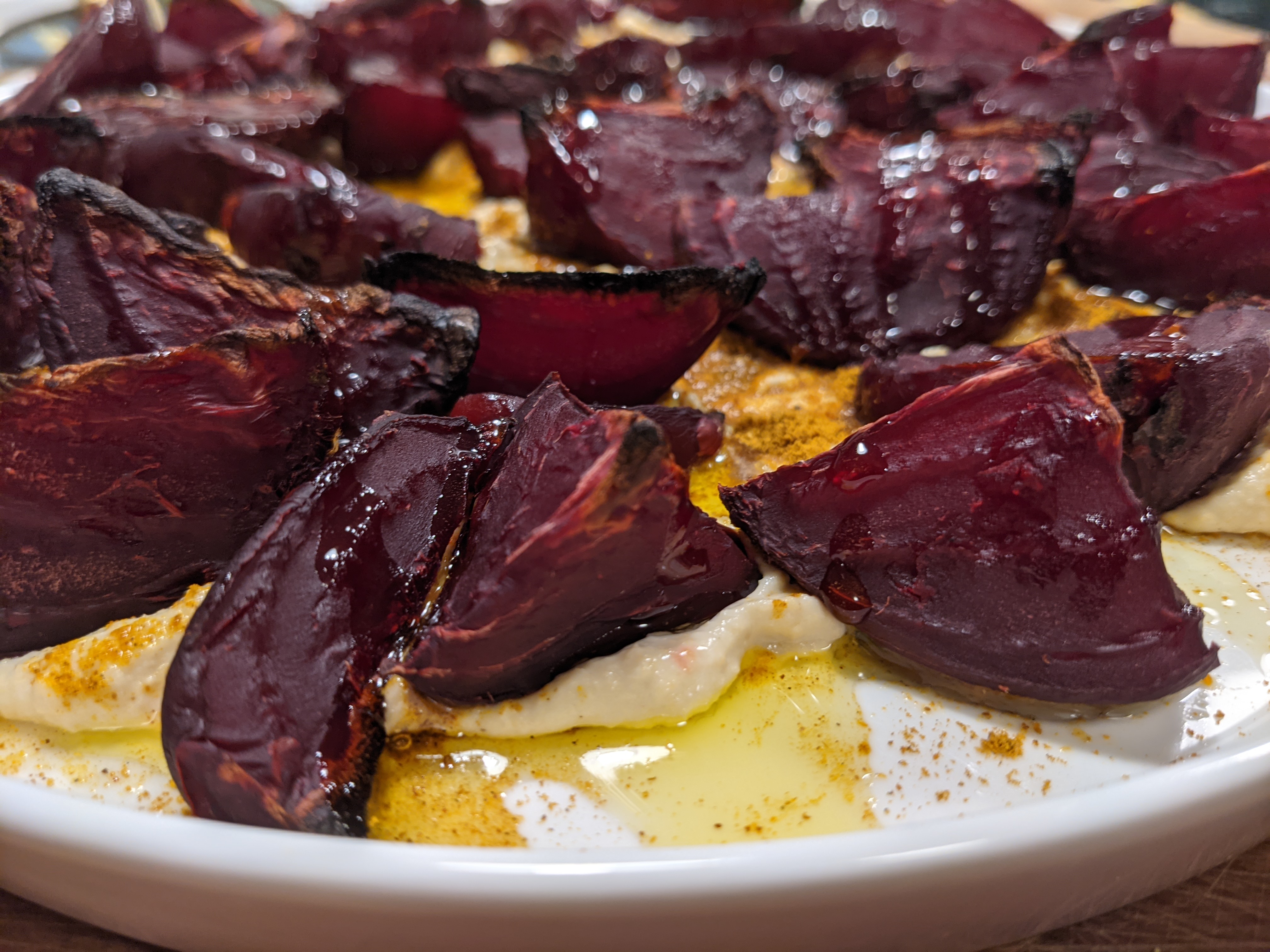 image from Crispy Rote Bete auf Hummus